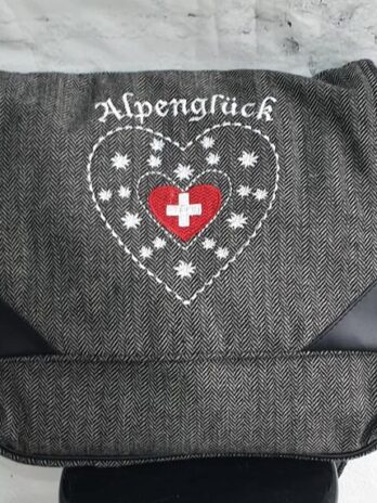 Tasche “ Alpenglück “ in Schwarz/Weiß/Rot/Textil Maße Breite ca 36cm Höhe ca 32cm