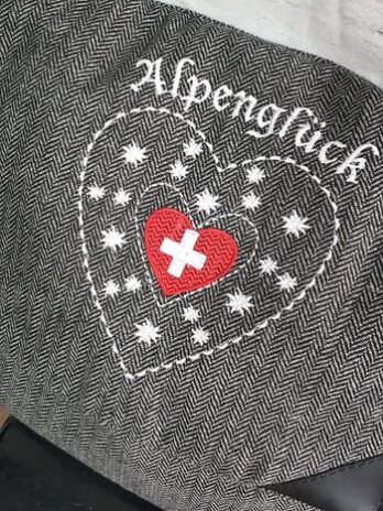 Tasche “ Alpenglück “ in Schwarz/Weiß/Rot/Textil Maße Breite ca 36cm Höhe ca 32cm