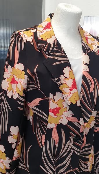 Blazer " Made in Italy " Größe 36 in Schwarz/Floral gemustert 62% Baumwolle – Bild 2