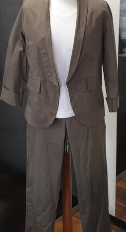 Hosenanzug “ Made in Italy “ Größe 36 in Khaki