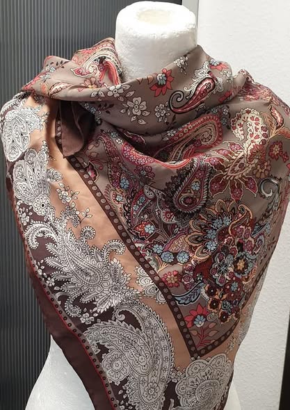 Tuch " No Name " in Braun/Schlamm/Floral gemustert 100% Seide handgerollt
