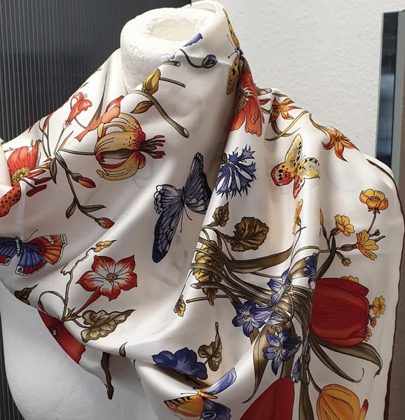 Tuch " No Name " in Bunt/Floral gemustert – Bild 2