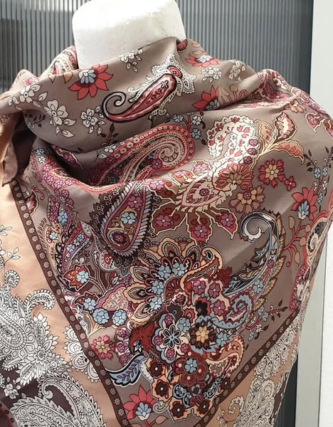Tuch " No Name " in Braun/Schlamm/Floral gemustert 100% Seide handgerollt – Bild 2