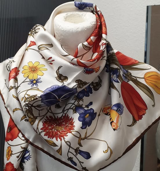 Tuch " No Name " in Bunt/Floral gemustert