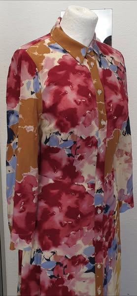 Kleid " Soaked in Luxury " Größe 36 in Weinrot/Camel/Hellblau/Beige floral gemustert NEU! 100% Viscose – Bild 2