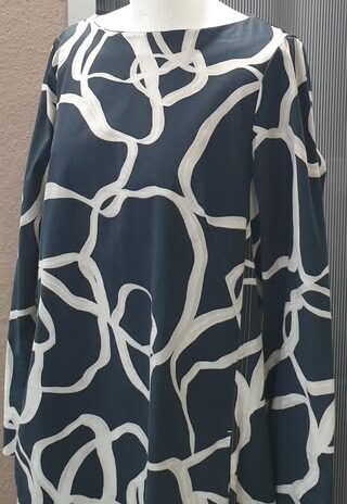 Kleid “ COS “ Größe 40 in Dunkelblau/Beige gemustert