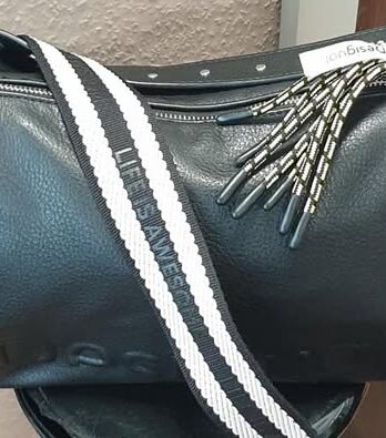 Tasche “ Desigual “ in Schwarz NEU! Maße Breite ca 32cm Höhe ca 22cm
