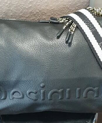 Tasche “ Desigual “ in Schwarz NEU! Maße Breite ca 32cm Höhe ca 22cm