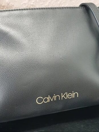 Tasche “ Calvin Klein “ in Schwarz/Kunstleder Maße Breite ca 25cm Höhe ca 17cm