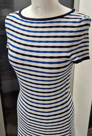 Kleid “ Hugo Boss “ Größe 36 in Dunkelblau/Blitzblau/Weiß gestreift 70% Viscose