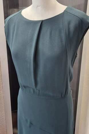 Kleid “ Hugo Boss “ Größe 36 in Tannengrün 33% Viscose