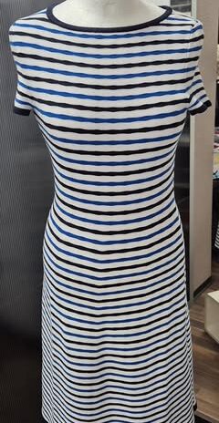 Kleid “ Hugo Boss “ Größe 36 in Dunkelblau/Blitzblau/Weiß gestreift 70% Viscose
