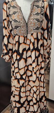 Maxikleid “ Poheme Paris “ Größe 40/42 in Schwarz/Beige/Orange gemustert 100% Viscose