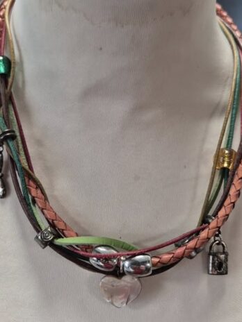 Kette “ Handarbeit “ in Terrakotta/Lederband/Magnetverschluß