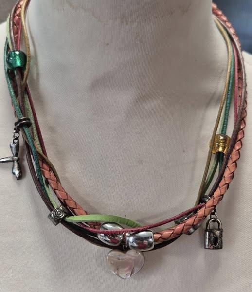 Kette " Handarbeit " in Terrakotta/Lederband/Magnetverschluß