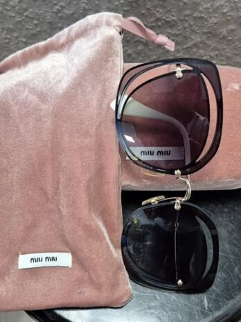 Sonnenbrille mit Etui “ MIU&MIU “ in Schwarz Bügel Offwhite