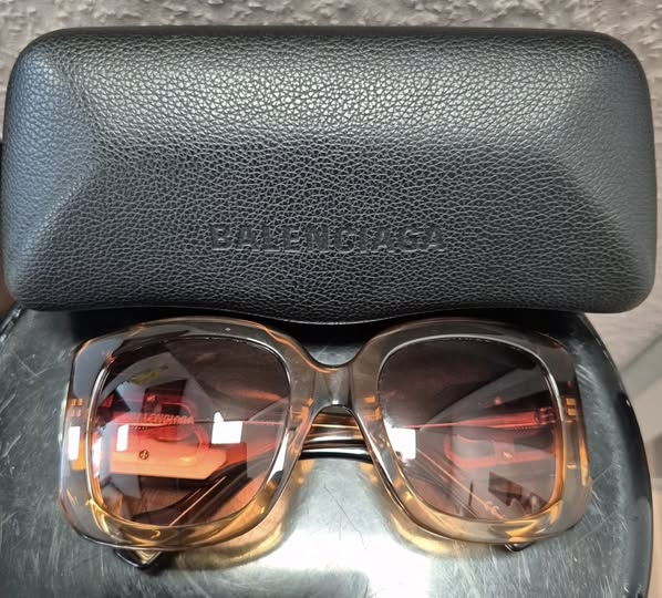Sonnenbrille mit Etui " BALENCIAGA " in Cognac