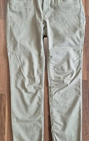 Jeans “ Jones “ Größe 38/40 in Salbeigrün 58% Baumwolle 40% Lyocell