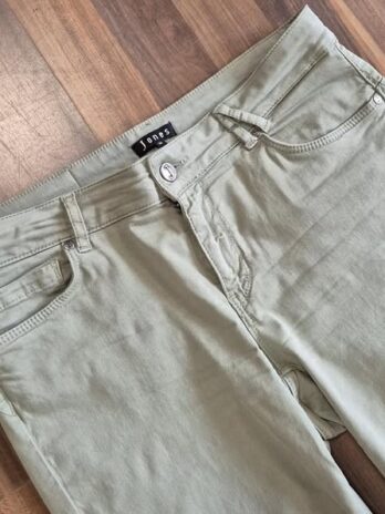 Jeans “ Jones “ Größe 38/40 in Salbeigrün 58% Baumwolle 40% Lyocell