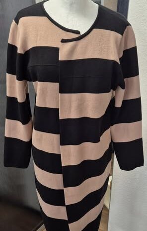 Strickmantel “ Naiiv “ Größe L in Schwarz/Camel Blockstreifen 55% Viscose verschlusslos