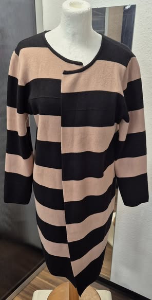 Strickmantel " Naiiv " Größe L in Schwarz/Camel Blockstreifen 55% Viscose verschlusslos