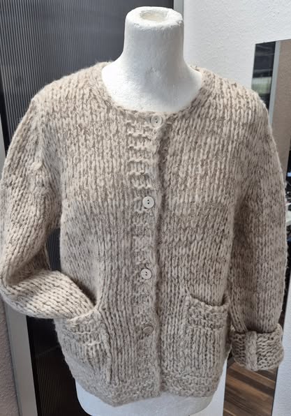 Grobstrickweste " Rich & Royal " Größe 38 in Beige/Gold