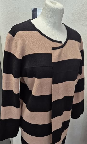 Strickmantel " Naiiv " Größe L in Schwarz/Camel Blockstreifen 55% Viscose verschlusslos – Bild 2