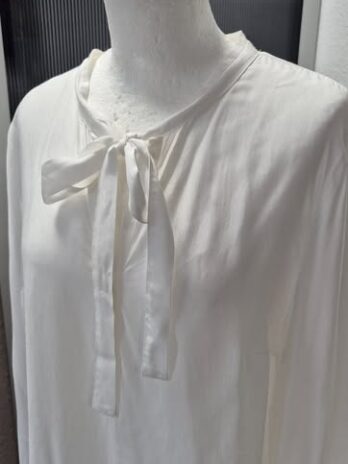 Schluppenbluse “ OUI “ Größe 40 in Offwhite