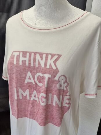 Shirt “ OUI “ Größe 38/40 in Offwhite/Rot/Print 50% Baumwolle 50% Modal