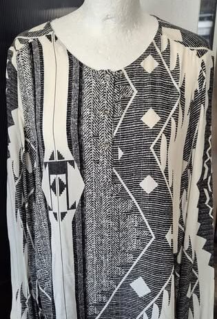 Bluse “ Jones “ Größe 40/42 in Offwhite/Schwarz gemustert 100% Viscose