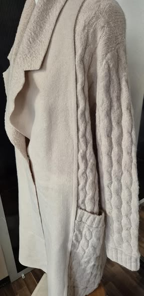 Strickmantel " Jean Louis Francois " Größe S/M in Beige/Zopfmuster – Bild 2