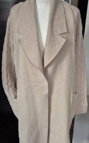 Strickmantel “ Jean Louis Francois “ Größe S/M in Beige/Zopfmuster