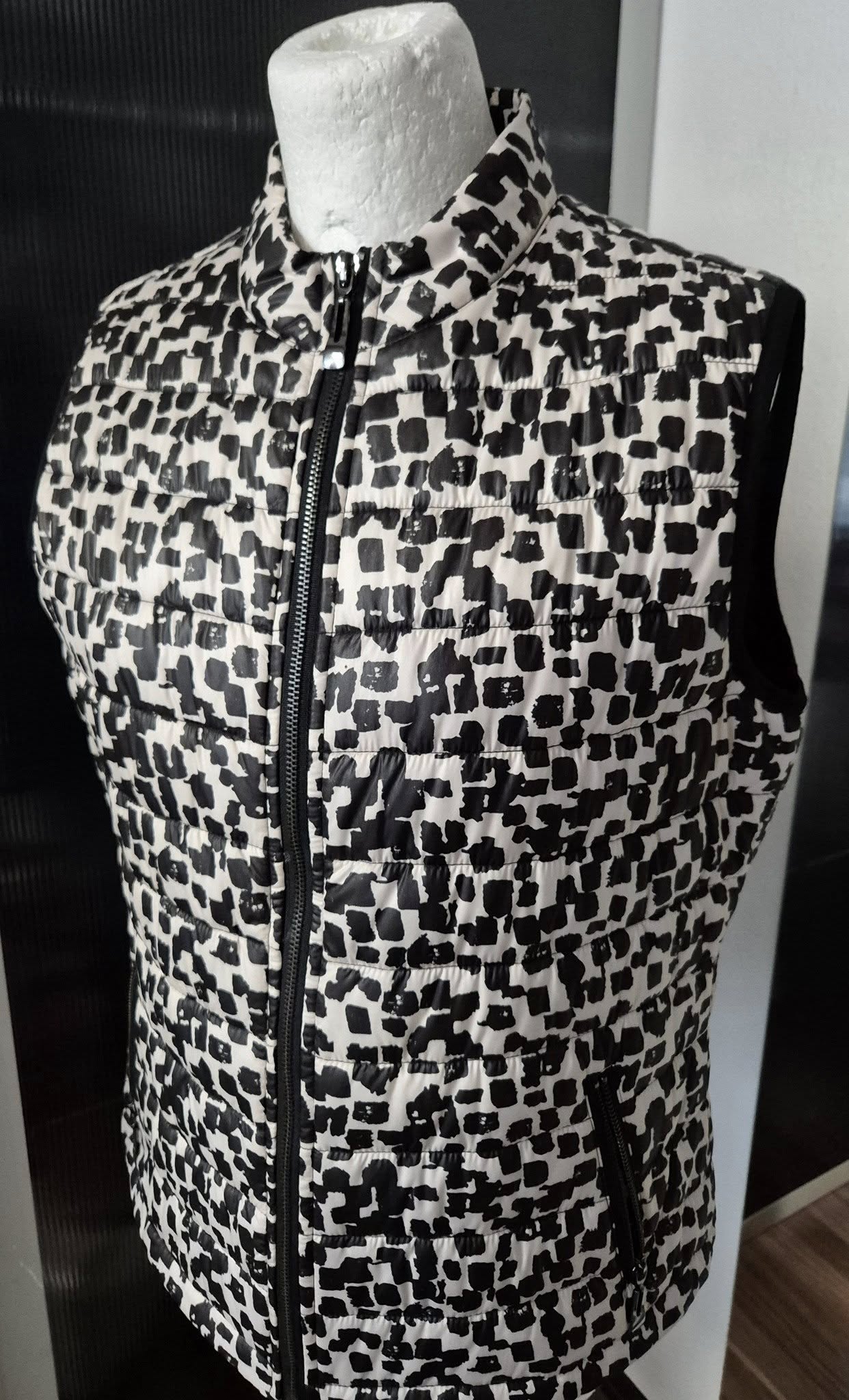 Steppgilet " Le Comte " Größe 38 in Schwarz/Offwhite gemustert – Bild 2