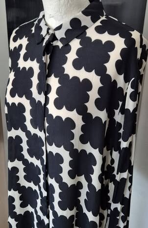 Bluse “ Esprit “ Größe 42 in Dunkelblau/Offwhite gemustert