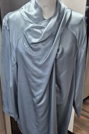 Bluse “ Jones “ Größe 44 in Eisblau 53% Lyocell 47% Viscose