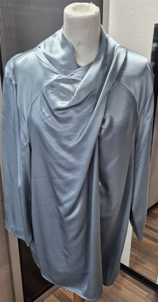 Bluse " Jones " Größe 44 in Eisblau 53% Lyocell 47% Viscose