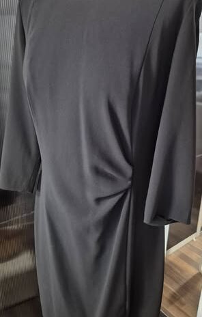 Kleid “ Hugo Boss “ Größe 38 in Schwarz seitlich gerafft 71% Triacetat