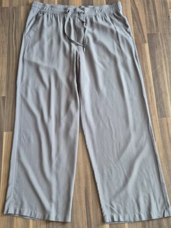 Hose “ Street One “ Größe 44/46 in Khakigrün elastischer Bund weites Bein Viscose