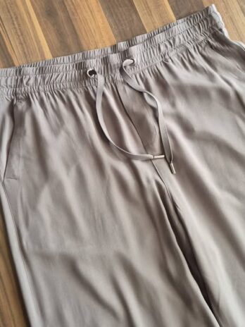 Hose “ Street One “ Größe 44/46 in Khakigrün elastischer Bund weites Bein Viscose