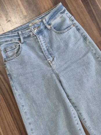 Jeans “ Le Streghe “ Größe 36 in Hellblau weites Bein 72% Baumwolle