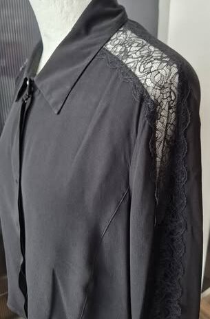 Bluse “ Patrizia Pepe “ Größe 36 in Schwarz/Spitzeneinsatz 100% Viscose