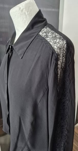 Bluse " Patrizia Pepe " Größe 36 in Schwarz/Spitzeneinsatz 100% Viscose – Bild 2