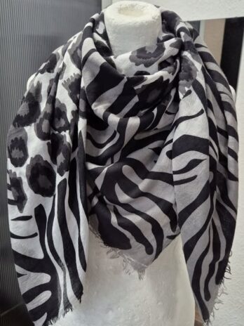 Tuch “ S. Oliver “ in Schwarz/Weiß/Grau/Animalprint Baumwolle