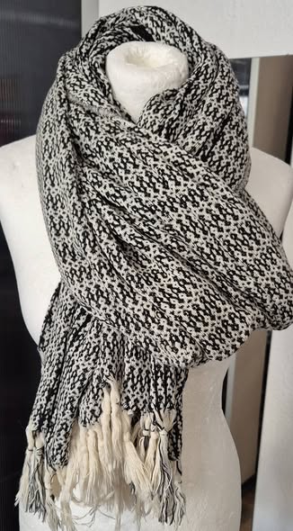 Schal mit Fransen " Vaca Vaca " in Offwhite/Schwarz gemustert