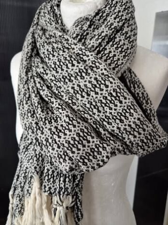 Schal mit Fransen “ Vaca Vaca “ in Offwhite/Schwarz gemustert