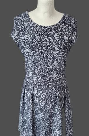 Strickkleid“ Hugo Boss “ Größe 36 in Dunkelblau/Hellgrau gemustert 51% Baumwolle