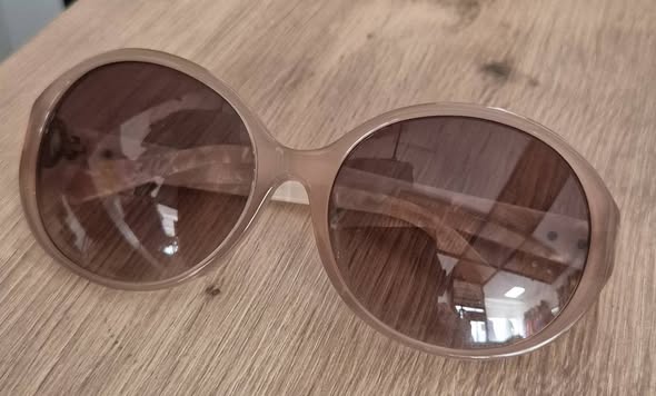 Sonnenbrille mit Etui " Escada " in Taupe/Offwhite – Bild 2