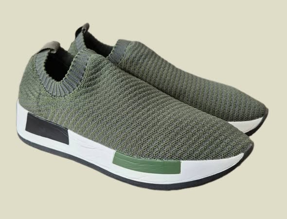 Sneakers " Bata " Größe 41 in Olivgrün/Textil
