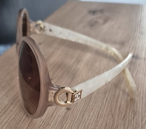 Sonnenbrille mit Etui " Escada " in Taupe/Offwhite – Bild 3