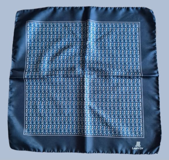 Einstecktuch " Lanvin " in Blau gemustert 100% Seide handgerollt